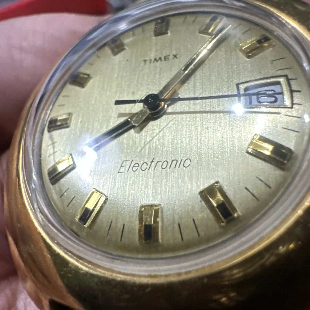 Works Vintage 1970's Timex Electric Mens Watch Quartz Gold Tone 38mm Cushion 7.5